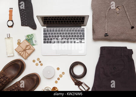 Blick von oben auf die Männer Kleidung und Accessoires auf weißem Hintergrund Stockfoto