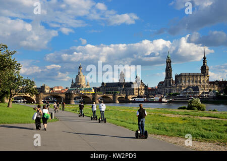 Stadt Inspektion durch Segway auf dem Elberadweg, Dresden Altstadt Aussicht, Stadtbesichtigung per Segway mit dem Elberadweg, Dresden Altstadtansicht Stockfoto