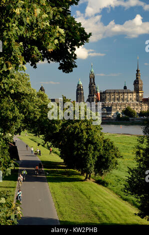 Türme der Altstadt über den Elberadweg, Dresden Elberadweg, tuerme der Altstadt ueber dem Elberadweg, Dresden Elberadweg Stockfoto