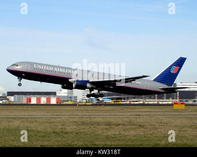 Boeing 767 322 ER United Airlines N654UA EHAM Schiphol Amsterdam (AMS), 28. Februar 2005 Stockfoto