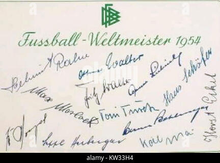 Dieses Autogramm von 1954 gehört einem Spieler der deutschen Fußballnationalmannschaft, der für seine Leistungen im internationalen Fußball bekannt ist. Die Unterschrift erinnert an ihren Beitrag zum Sport und ist Teil von Fußball-Erinnerungsstücken. Stockfoto