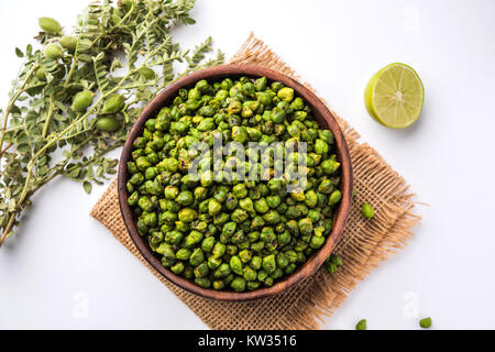 Gerösteten frischen grünen Kichererbsen oder Kichererbsen oder harbara in Hindi auch als Cicer mit Prise Salz bekannt und chat Masala und Zitrone, beliebter Snack aus I Stockfoto