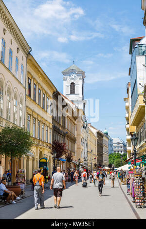 Street Scene: Vaci ucta, die ikonische, besetzt, beliebte Fußgängerzone der Haupteinkaufsstraße in Pest, Budapest, die Hauptstadt Ungarns, Mitteleuropa Stockfoto