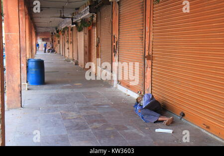 Indische Mann schläft auf der Straße in der Innenstadt von New Delhi Indien Stockfoto