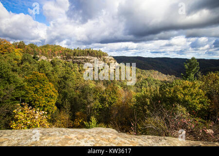 Kentucky Bergpanorama. Mit Blick auf die Red River Gorge im Daniel Boone National Forest in Slade, Kentucky. Stockfoto