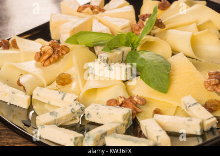 Close up mit verschiedenen Arten von Käse, auf eine schwarze Platte Stockfoto