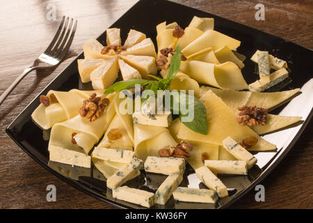 Close up mit verschiedenen Arten von Käse, auf eine schwarze Platte Stockfoto