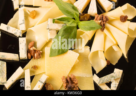 Close up mit verschiedenen Arten von Käse, auf eine schwarze Platte Stockfoto