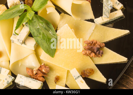 Close up mit verschiedenen Arten von Käse, auf eine schwarze Platte Stockfoto