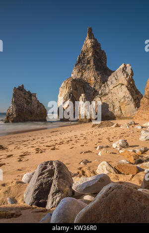 Praia da Ursa Strand mit Steinen in Portugal. Stockfoto