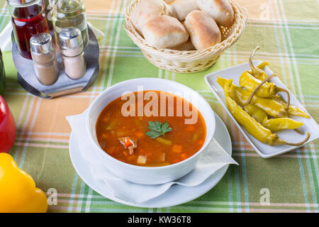 Nahaufnahme von gesunde Gemüse Suppe mit Zutaten um Stockfoto