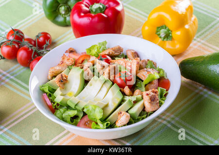 Nahaufnahme der gegrilltes Huhn mit Avocado und frisches Gemüse Stockfoto