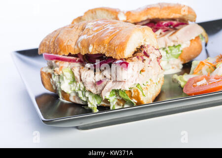 Nahaufnahme von Thunfisch Sandwich mit Gemüse auf einem Schwarz auf weißem Hintergrund Stockfoto