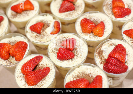Köstliches aus der Nähe von Erdbeeren auf Tiramisu cups Stockfoto