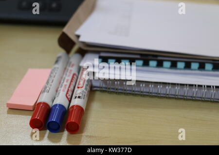 Marker platziert auf einem Tisch im Büro. Gut für pädagogische Inhalte Design. Stockfoto