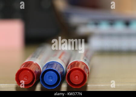 Marker platziert auf einem Tisch im Büro. Gut für pädagogische Inhalte Design. Stockfoto