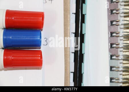 Marker platziert auf einem Tisch im Büro. Gut für pädagogische Inhalte Design. Stockfoto