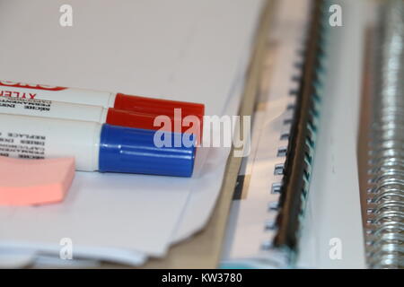 Marker platziert auf einem Tisch im Büro. Gut für pädagogische Inhalte Design. Stockfoto