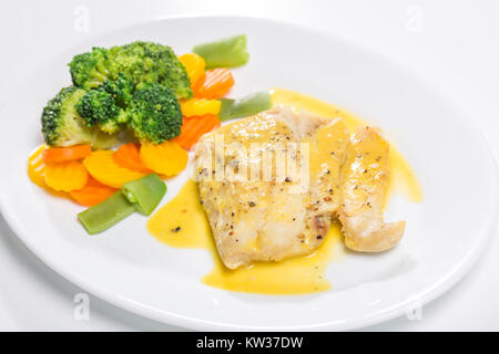 Gegrillter Fisch Filet mit gekochtem Gemüse Stockfoto
