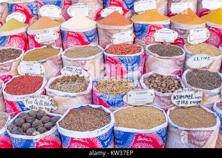 Vielzahl von Gewürzen und Kräutern auf dem Markt in Ägypten Stockfoto