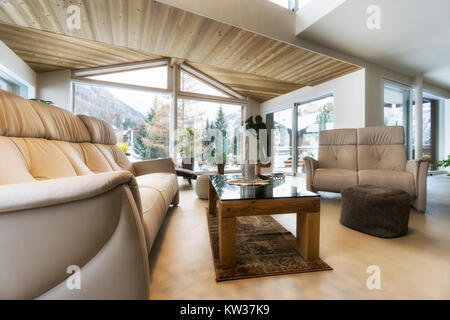 Wohnzimmer von Luxus haus mit Bergblick in modernem Design Stockfoto