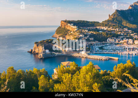 Hohen Winkel Blick auf Port de Sóller, Mallorca, Balearen, Spanien bei Sonnenuntergang Stockfoto