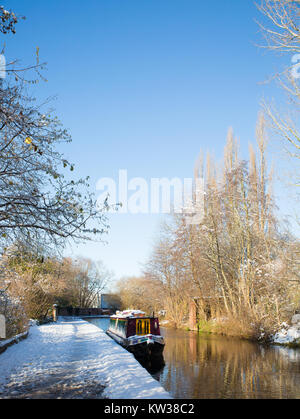 Herrlich sonnige Winter canal Szene, UK. Bunte Kanal Boot günstig neben schneebedeckten Leinpfad; Portrait Bild wunderbare Winter Stockfoto