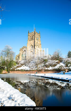 Malerische Winterszene: St. Mary's Church, Kidderminster UK, im Schnee an einem hellen, sonnigen Wintermorgen mit klarem blauen Himmel. Stockfoto