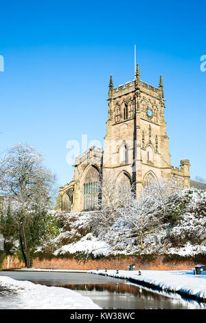 Porträt in der Nähe von malerischen St. Mary's Church, Kidderminster, Großbritannien, im Schnee An einem klaren, sonnigen Wintermorgen. Stockfoto