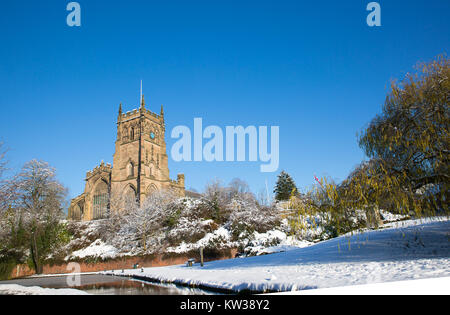 Englisch snow scene; St. Mary's Church, Kidderminster, Großbritannien. Schnee auf dem Boden, herrlichen Winter morgen Sonnenschein und blauer Himmel. Malerische Winterlandschaft. Stockfoto