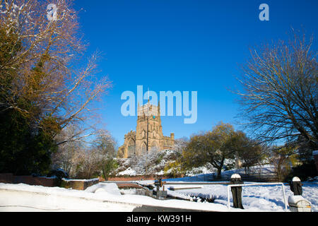 Englisch snow scene; St. Mary's Church, Kidderminster, Großbritannien. Schnee auf dem Boden, herrlichen Winter morgen Sonnenschein und blauer Himmel. Malerische Winterlandschaft. Stockfoto