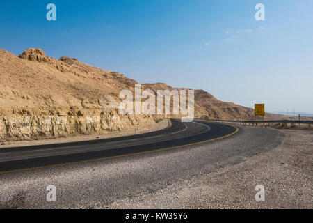 Serpentine Teil des Highway 25 führende zum Toten Meer (Israel) Stockfoto