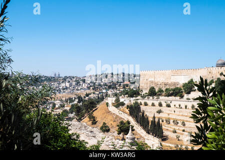 Blick auf Jerusalem von den Ölberg. Auf der rechten Seite auf den Temple Mountain ist oft der östlichen Wand der alten Stadt (Israel, Jerusalem) Stockfoto