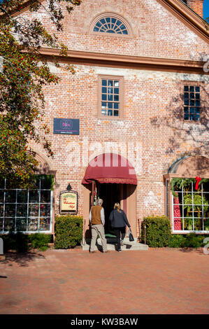 USA Virginia VA Colonial Williamsburg Kaufleute am Herzog von Gloucester Straße ein paar gehen in die Weihnachten Shop winter Weihnachtszeit Stockfoto