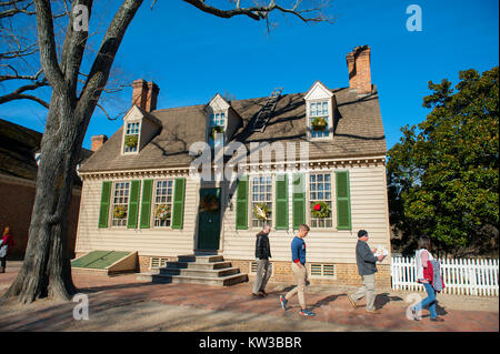USA Virginia VA Colonial Williamsburg Herzog von Gloucester Straße die Kolonialzeit Haus an Weihnachten mit Kränze Stockfoto