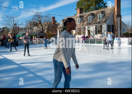 USA Virginia VA Colonial Williamsburg Winter Weihnachten Eislaufen auf einem kleinen Eisbahn auf dem Herzog von Gloucester Straße während der Ferienzeit Stockfoto