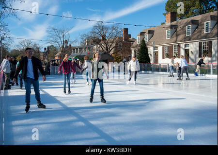 USA Virginia VA Colonial Williamsburg Winter Weihnachten Eislaufen auf einem kleinen Eisbahn auf dem Herzog von Gloucester Straße während der Ferienzeit Stockfoto