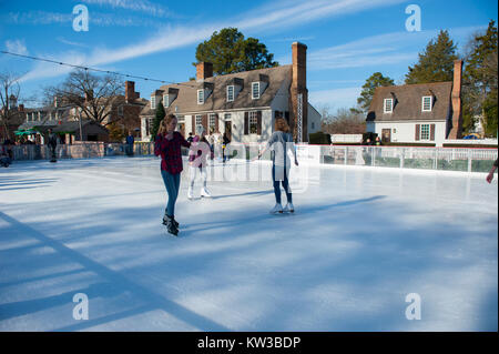 USA Virginia VA Colonial Williamsburg Winter Weihnachten Eislaufen auf einem kleinen Eisbahn auf dem Herzog von Gloucester Straße während der Ferienzeit Stockfoto