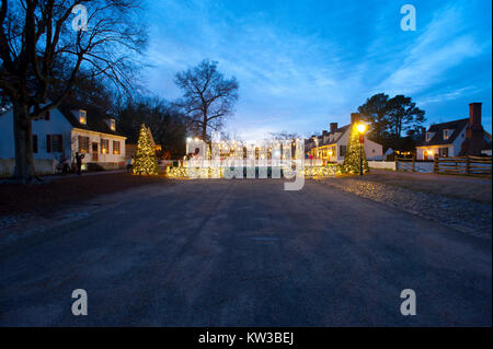 USA Virginia VA Colonial Williamsburg Winter Weihnachten Eislaufen auf einem kleinen Eisbahn auf dem Herzog von Gloucester Straße während der Ferienzeit Stockfoto