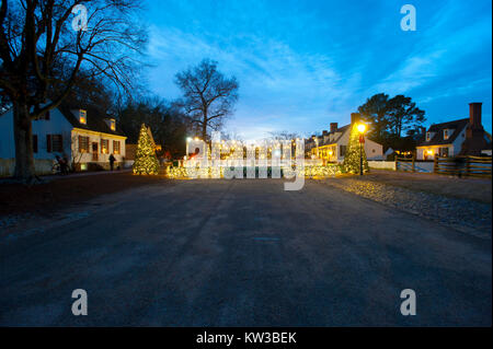 USA Virginia VA Colonial Williamsburg Winter Weihnachten Eislaufen auf einem kleinen Eisbahn auf dem Herzog von Gloucester Straße während der Ferienzeit Stockfoto