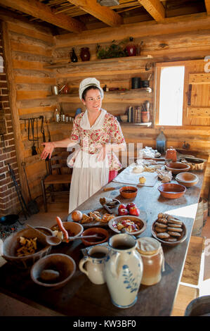 USA Virginia VA-kolonialen Yorktown Amerikanische Revolution Museum bei Yorktown Frau historischen Interpreter in die Kolonialzeit Küche Stockfoto