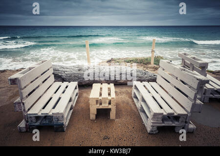 Standard weißen Holzmöbeln aus Cargo Paletten, günstige Terrasse am Meer auf der Insel Porto Santo, Madeira Archipel, Portugal Stockfoto