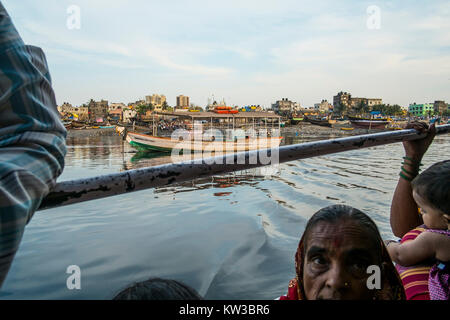 Mumbai die Menschen reisen aus versova zu Madh mit dieser provisorischen Boot. Madh wird billiger findet sich die Heimat vieler von Mumbai die arbeitenden Klassen. Stockfoto