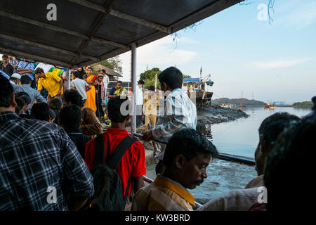 Mumbai die Menschen reisen aus versova zu Madh mit dieser provisorischen Boot. Madh wird billiger findet sich die Heimat vieler von Mumbai die arbeitenden Klassen. Stockfoto