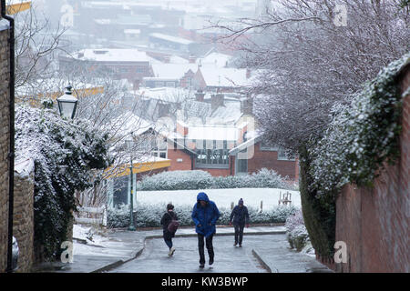 Die Ansicht von Drury Lane, bergauf, über einen schneebedeckten Lincoln City Centre Stockfoto