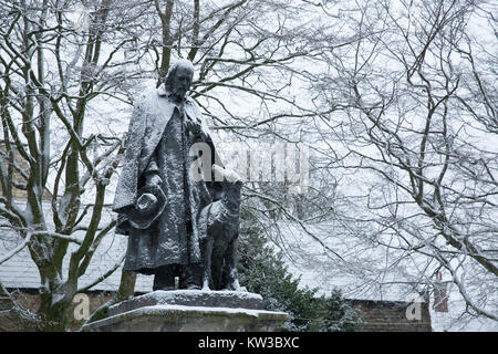 Die Statue von Tennyson und seinem Hund in Lincoln Cathedral aufgrund von Schnee bedeckt Stockfoto