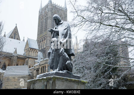 Die Statue von Tennyson und seinem Hund in Lincoln Cathedral aufgrund von Schnee bedeckt Stockfoto