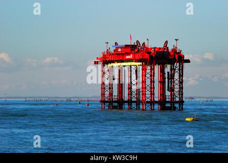 Das Projekt MOSE Barriere und Gantry Lift an der Lagune Chioggia, Venedig, Italien, mit einem 210 Tonnen schweren Tor auf einem Lastkahn von Ingenieuren geprüft werden. MOSE war entworfen, um Venedig Acqua Alta zu schützen oder Überschwemmungen durch die Flut der Lagune durch den Klimawandel, aber hat in Korruption seit der Gründung beschmutzt worden und ist noch nicht betriebsbereit. Stockfoto