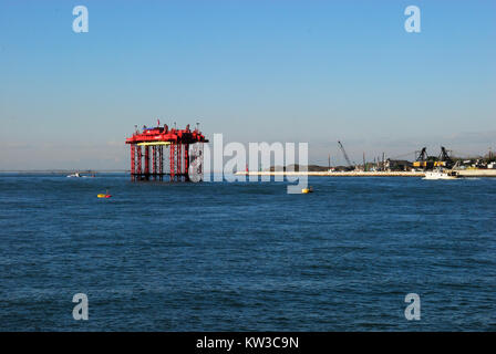 Das Projekt MOSE Barriere und Gantry Lift an der Lagune Chioggia, Venedig, Italien, mit einem 210 Tonnen schweren Tor auf einem Lastkahn von Ingenieuren geprüft werden. MOSE war entworfen, um Venedig Acqua Alta zu schützen oder Überschwemmungen durch die Flut der Lagune durch den Klimawandel, aber hat in Korruption seit der Gründung beschmutzt worden und ist noch nicht betriebsbereit. Stockfoto