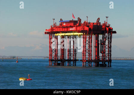 Das Projekt MOSE Barriere und Gantry Lift an der Lagune Chioggia, Venedig, Italien, mit einem 210 Tonnen schweren Tor auf einem Lastkahn von Ingenieuren geprüft werden. MOSE war entworfen, um Venedig Acqua Alta zu schützen oder Überschwemmungen durch die Flut der Lagune durch den Klimawandel, aber hat in Korruption seit der Gründung beschmutzt worden und ist noch nicht betriebsbereit. Stockfoto